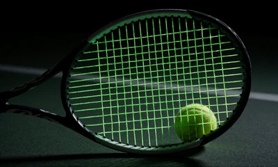 Tennisschl&auml;ger mit leuchtenden Saiten f&uuml;r Tennis Sportwetten