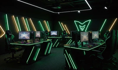 Esports-Arena mit leuchtenden Gaming-Setups f&uuml;r Esports Sportwetten